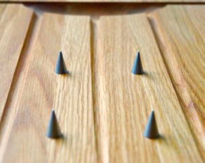 engraved-oak-carving-board-with-spikes