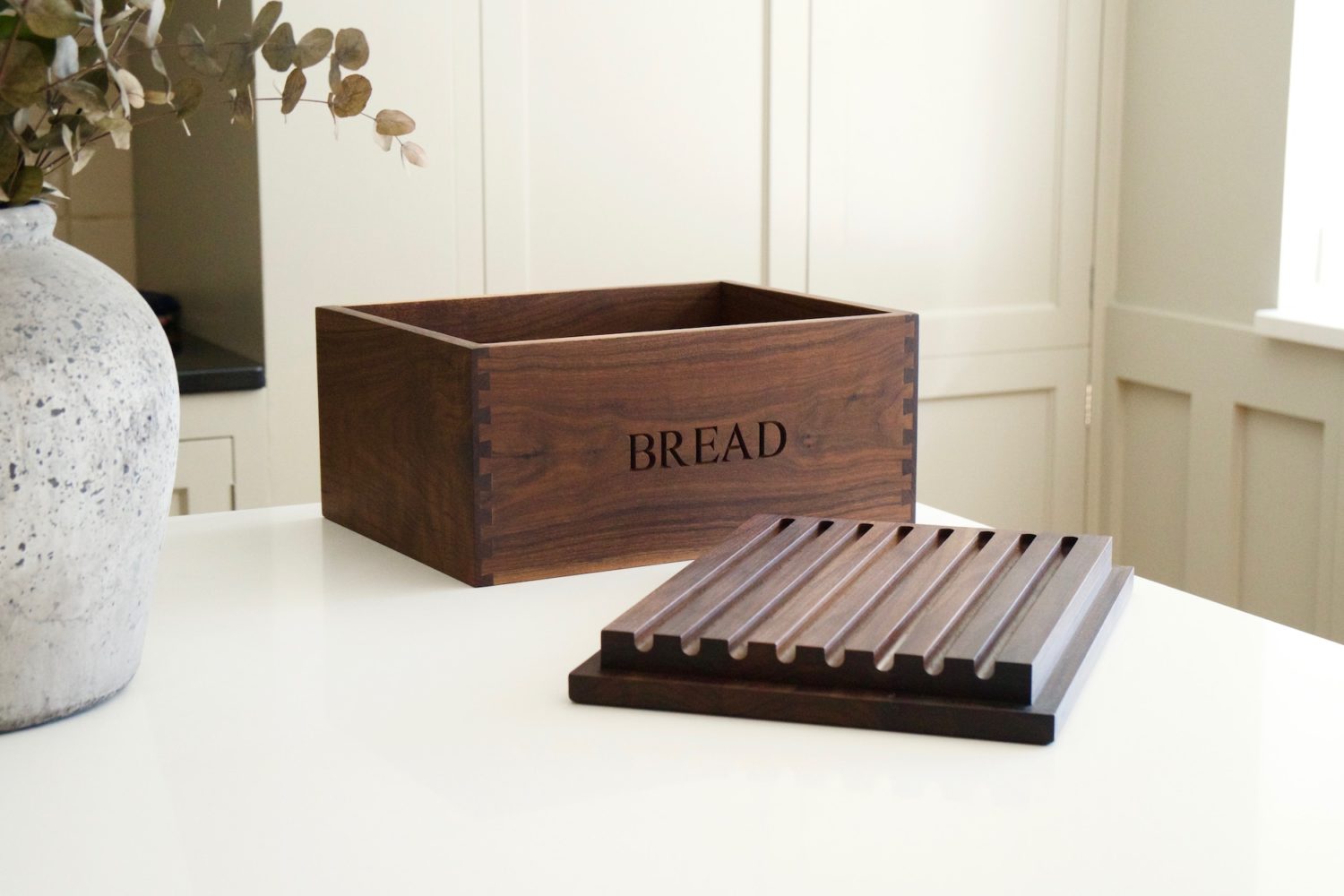 bread-bin-with-bread-board-lid