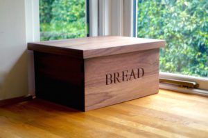 wooden-bread-box-makemesomethingspecial.com