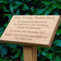 wooden-memorial-plaques-outdoor-makemesomethingspecial.com
