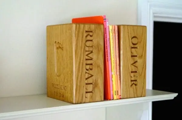 footprint-impression-oak-bookend-makemesomethingspecial.co.uk