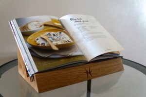 oak-book-stand-makemesomethingspecial.co.uk