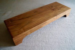 wooden-apple-mac-stands-makemesomethingspecial.com