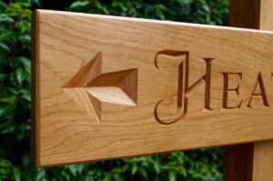 personalised-wooden-house-sign-with-arrow-makemesomethingspecial.co.uk
