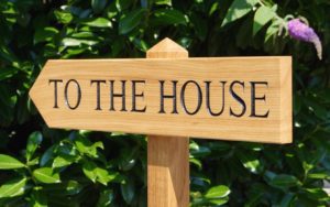 oak-house-sign-with-arrow-makemesomethingspecial.com