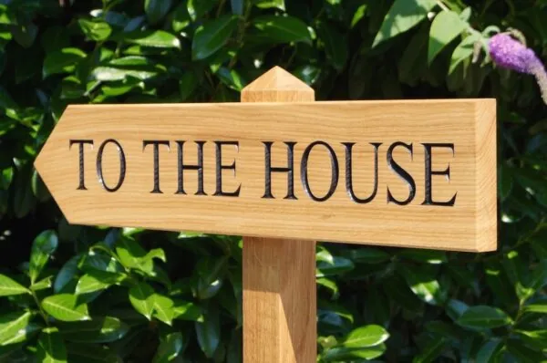 oak-house-sign-with-arrow-makemesomethingspecial.com