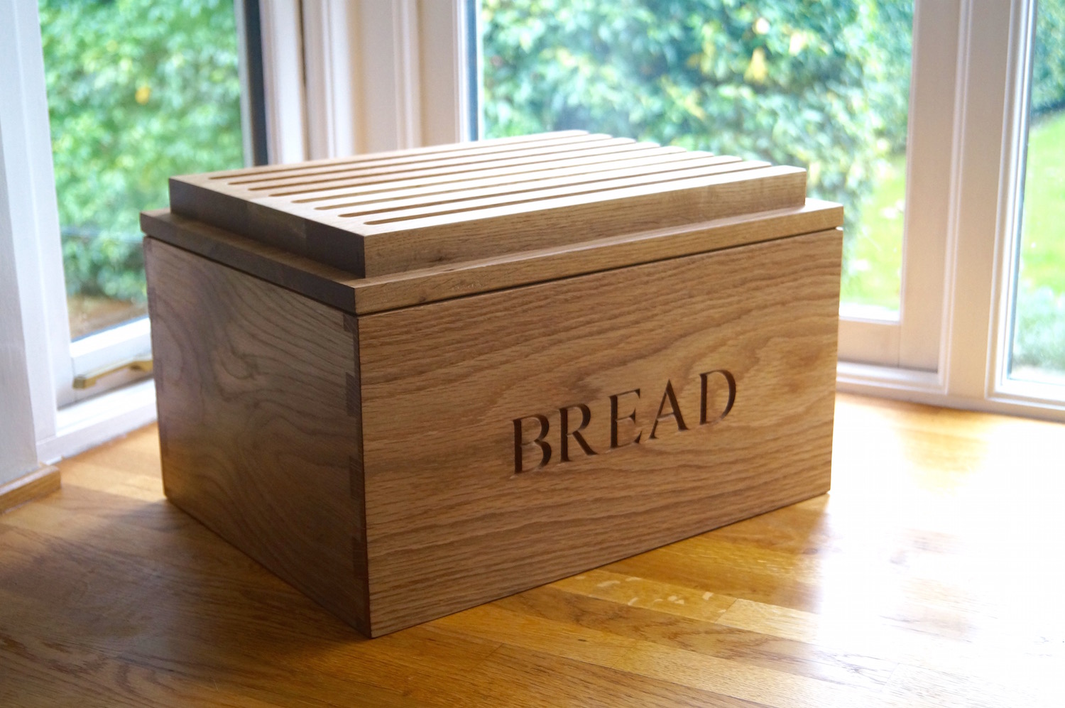 oak-bread-bin-with-bread-board-makemesomethingspecial-com