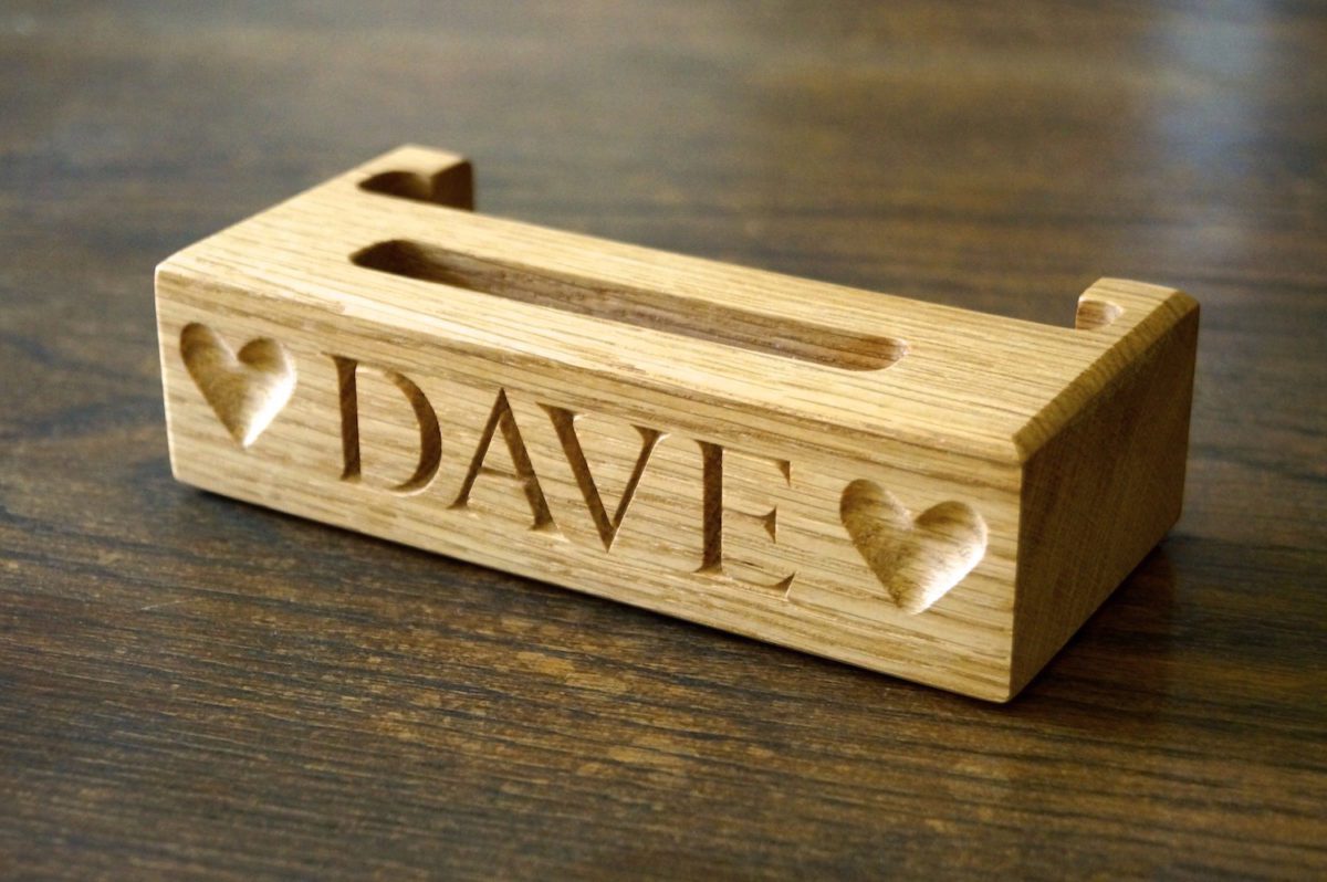 personalised-wooden-mobile-phone-holders-makemesomethingspecial.com
