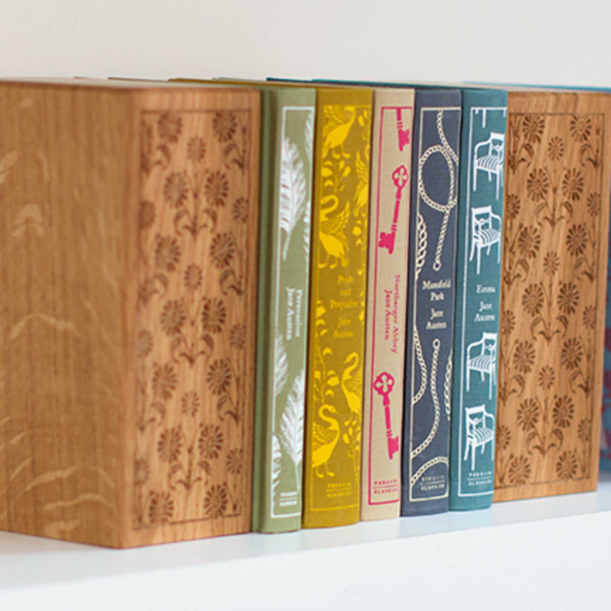 personalised-oak-bookends-penguin-books-makemesomethingspecial.com