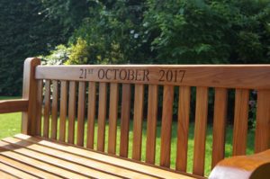 personalised-park-benches-makemesomethingspecial.com