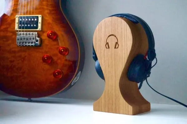 personalised-wooden-head-phones-holder-uk-makemesomethingspecial.com