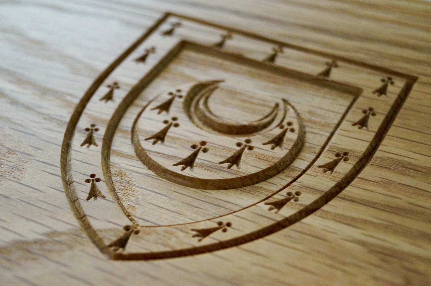 cambridge-universsity-engraved-wooden-boxes-makemesomethingspecial.com