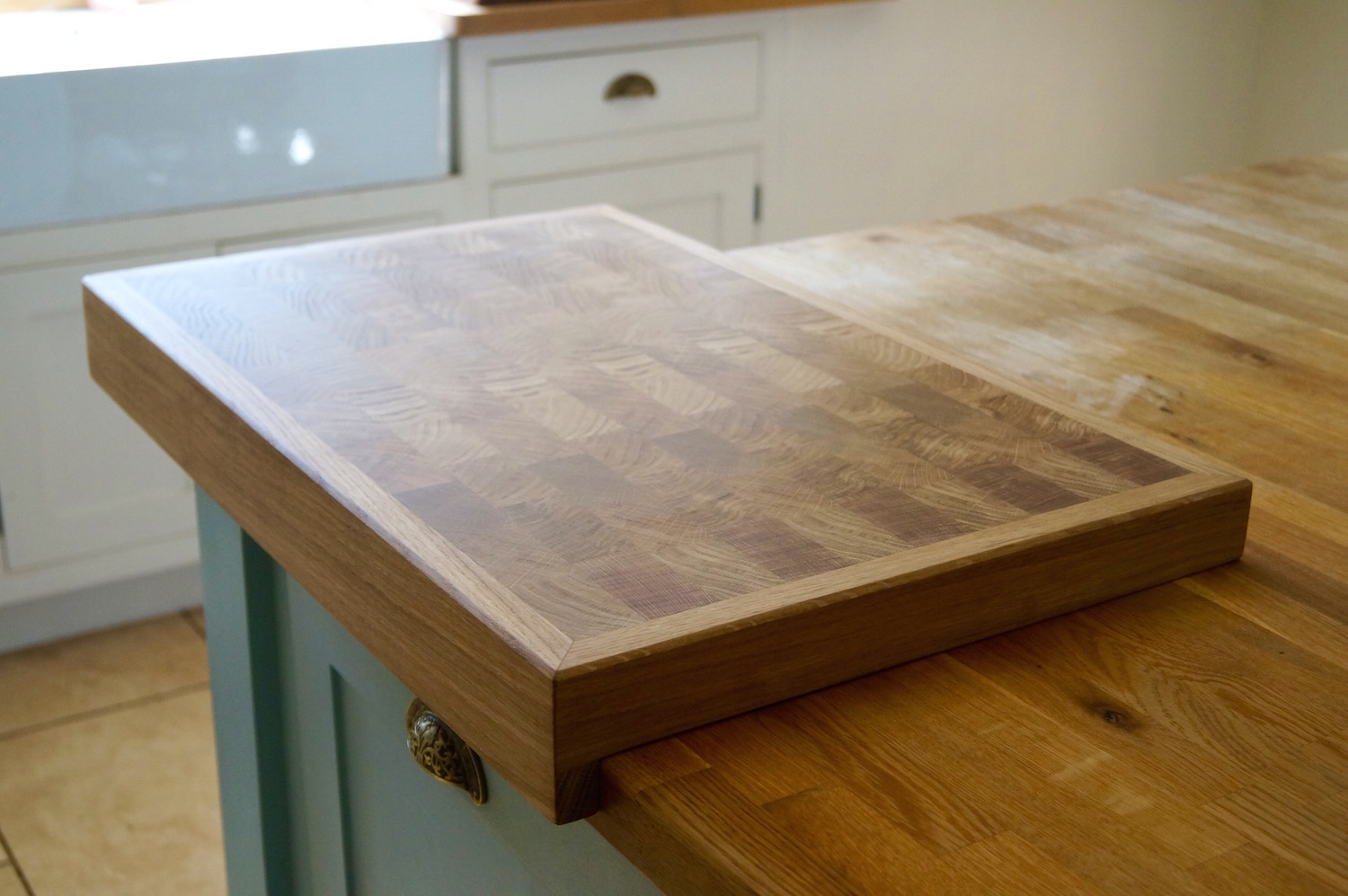 end-grain-chopping-board-with-frame-makemesomethingspecial.com