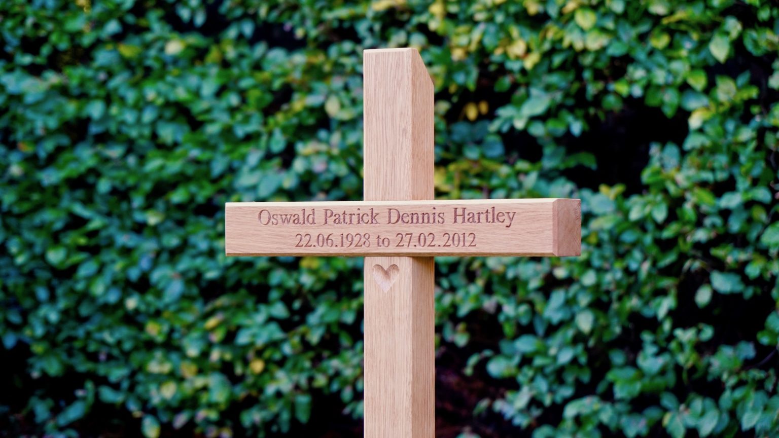 engraved-oak-memorial-cross-uk