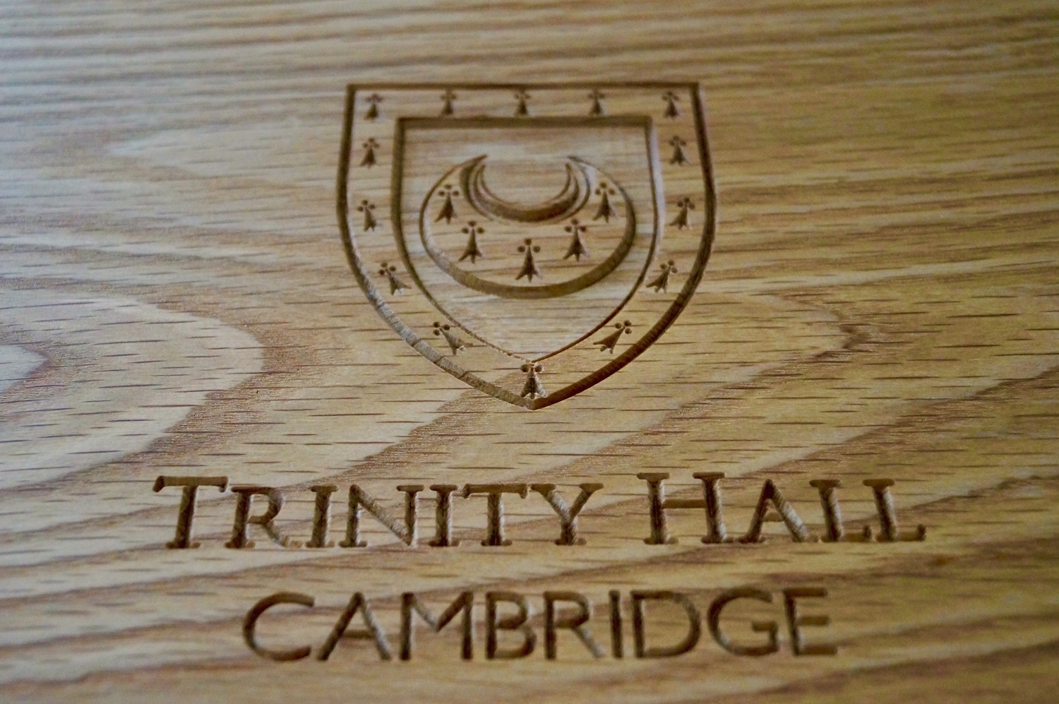 trinity-hall-engraved-oak-box-makemesomethingspecial.com