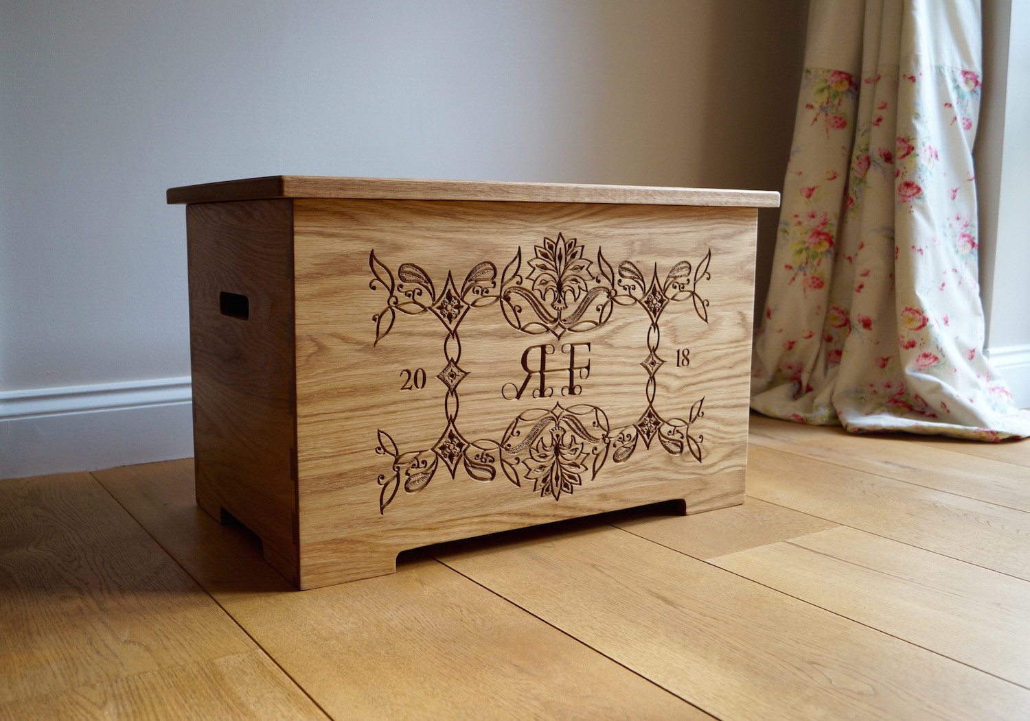 engraved-wooden-storage-chest-makemesomethingspecial.com