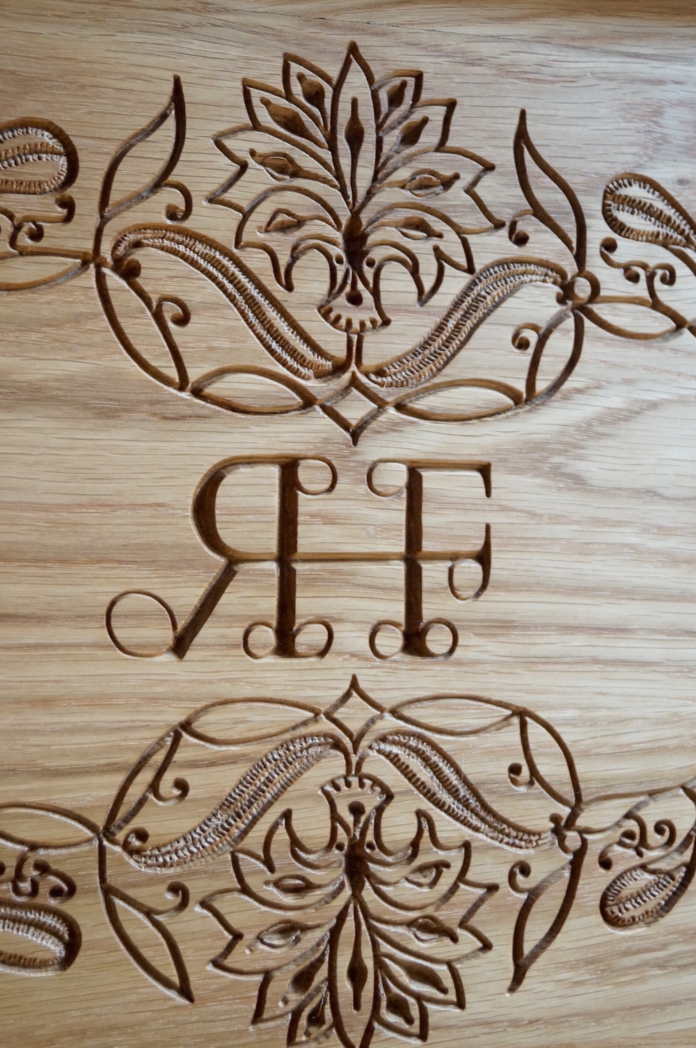 personalised-oak-storage-chest-makemesomethingspecial.com