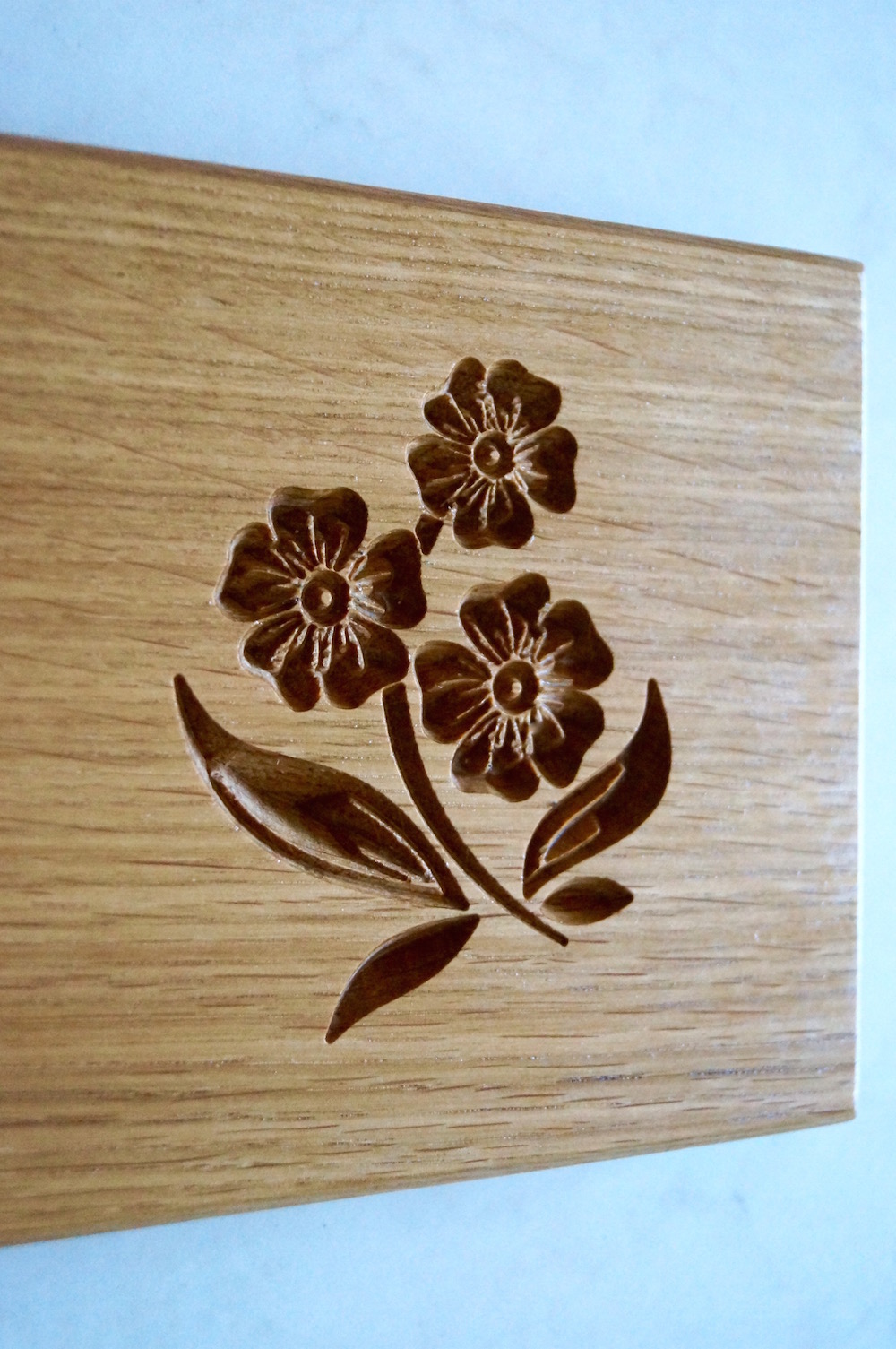 flower-carving-in-oak-makemesomethingspecial.com