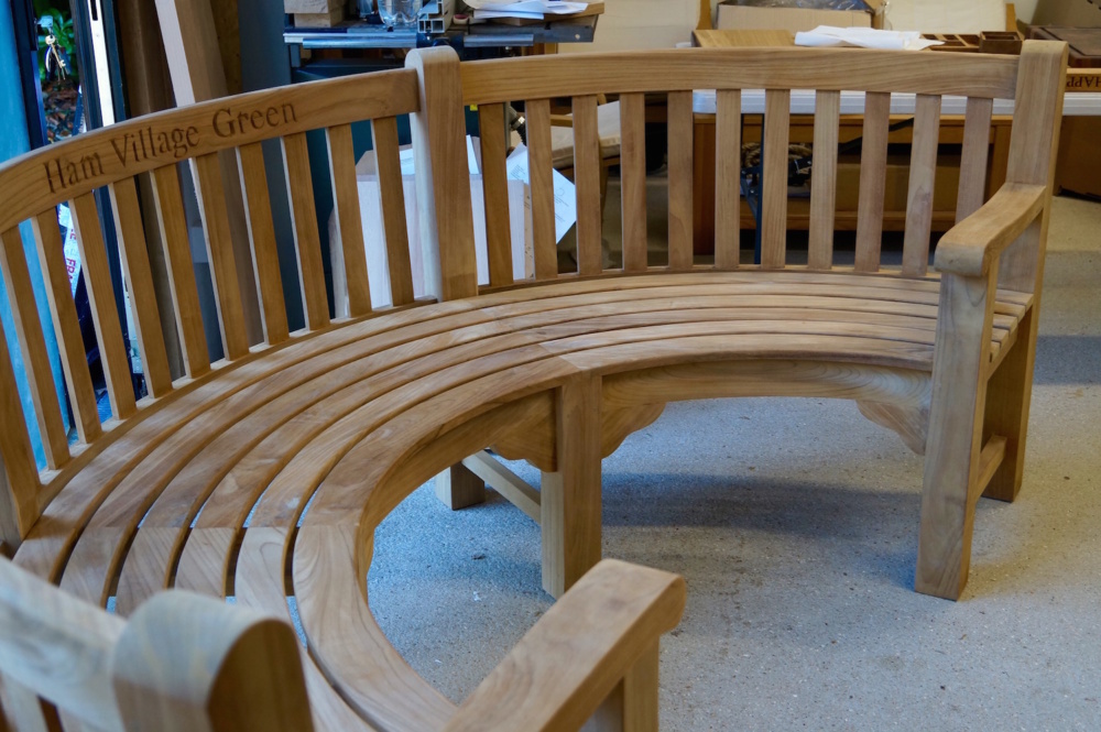 handmade-curved-bench-makemesomethingspecial.com
