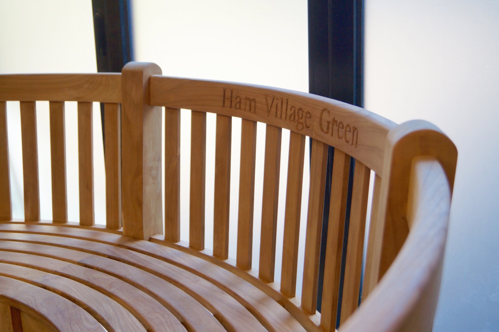 personalised-curved-bench-makemesomethingspecial.com