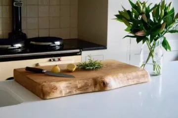 live-edge-wooden-chopping-board-makemesomethingspecial.com