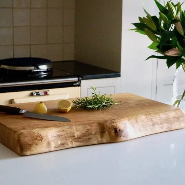 live-edge-wooden-chopping-board-makemesomethingspecial.com