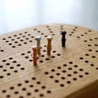 oak-cribbage-board-game-makemesomethingspecial.com