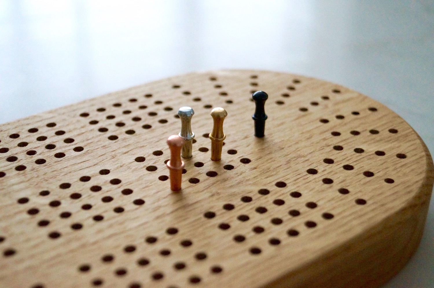 oak-cribbage-board-game-makemesomethingspecial.com