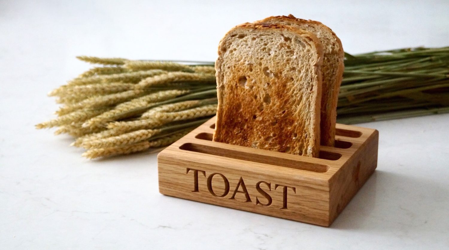 personalised-oak-toast-racks-makemesomethingspecial.com