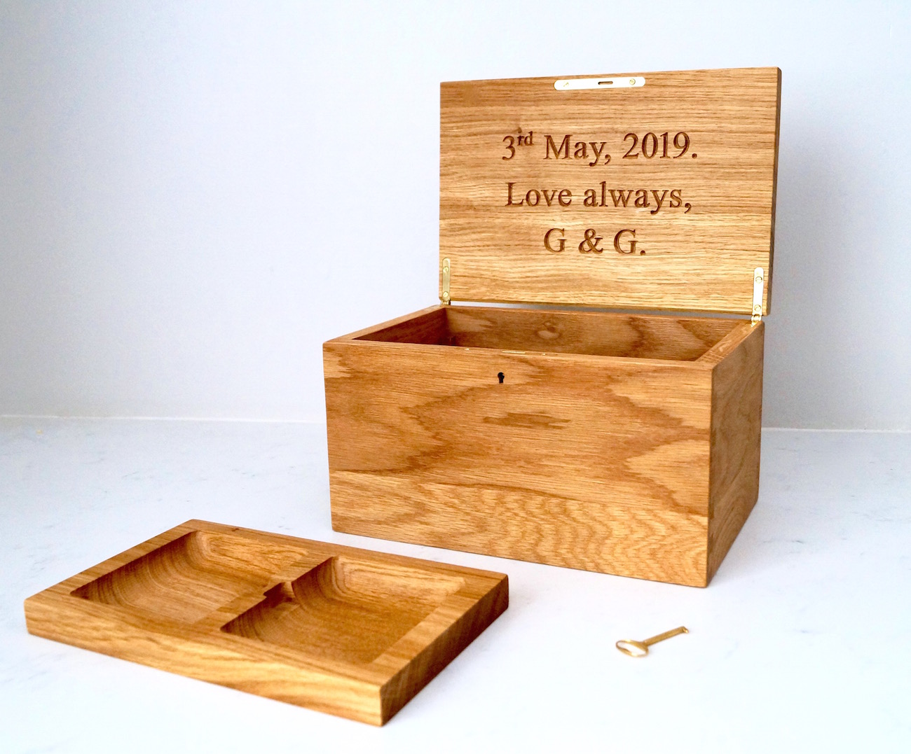 personalised-luxury-oak-lockable-box-makemesomethingspecial.com