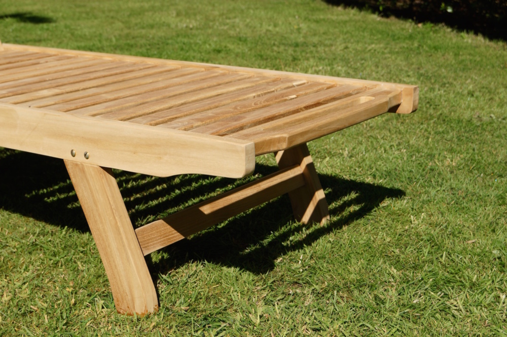 reclining-wood-sun-loungers-makemesomethingspecial.com