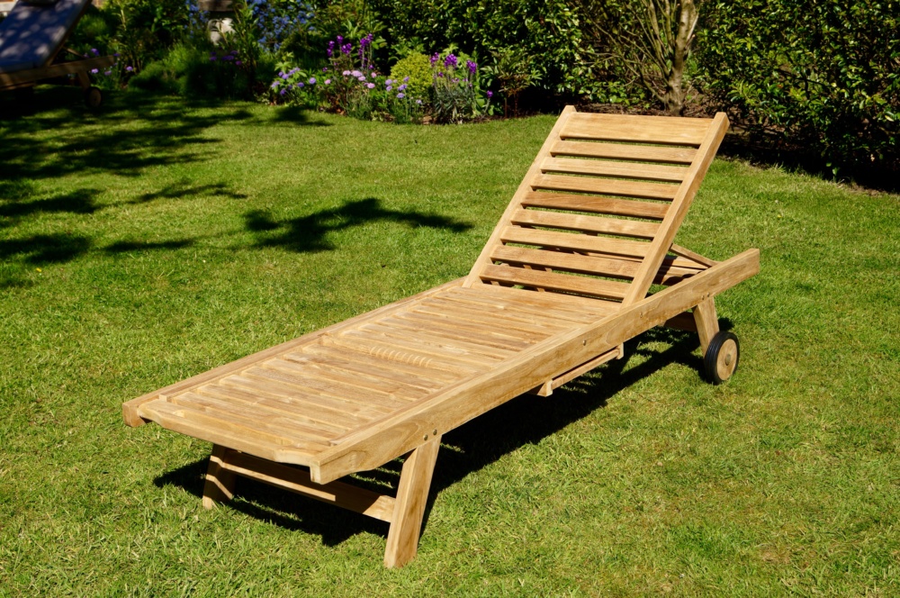 reclining-wooden-sun-loungers-makemesomethingspecial.com