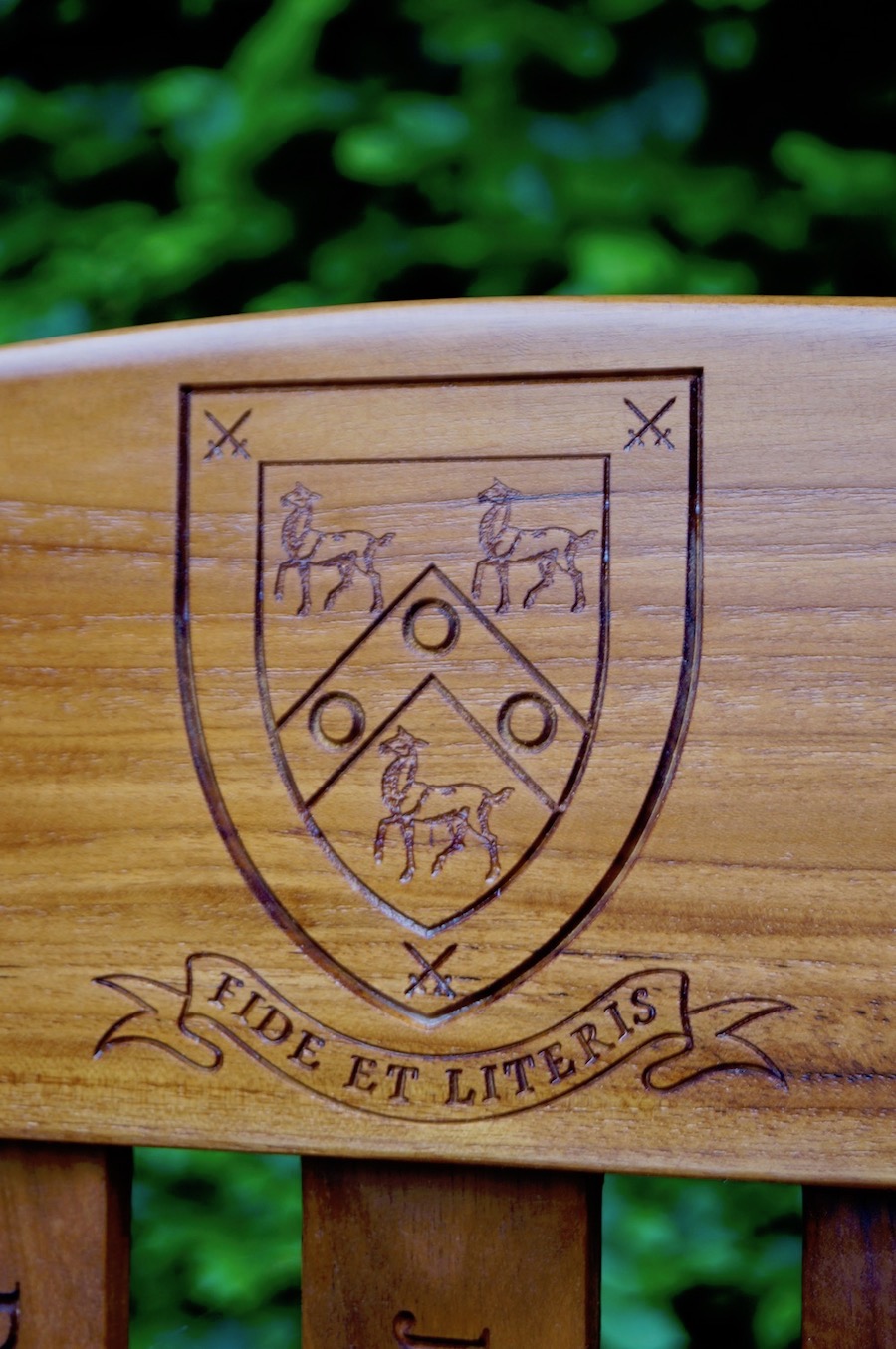 carved-crest-wooden-bench-makemesomethingspecial.com