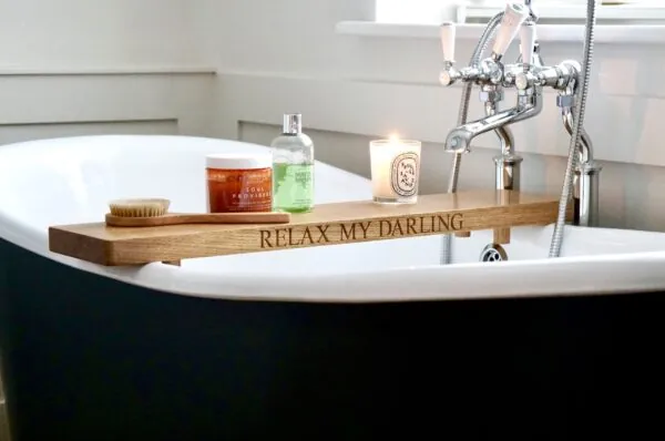 engraved-oak-bath-caddy