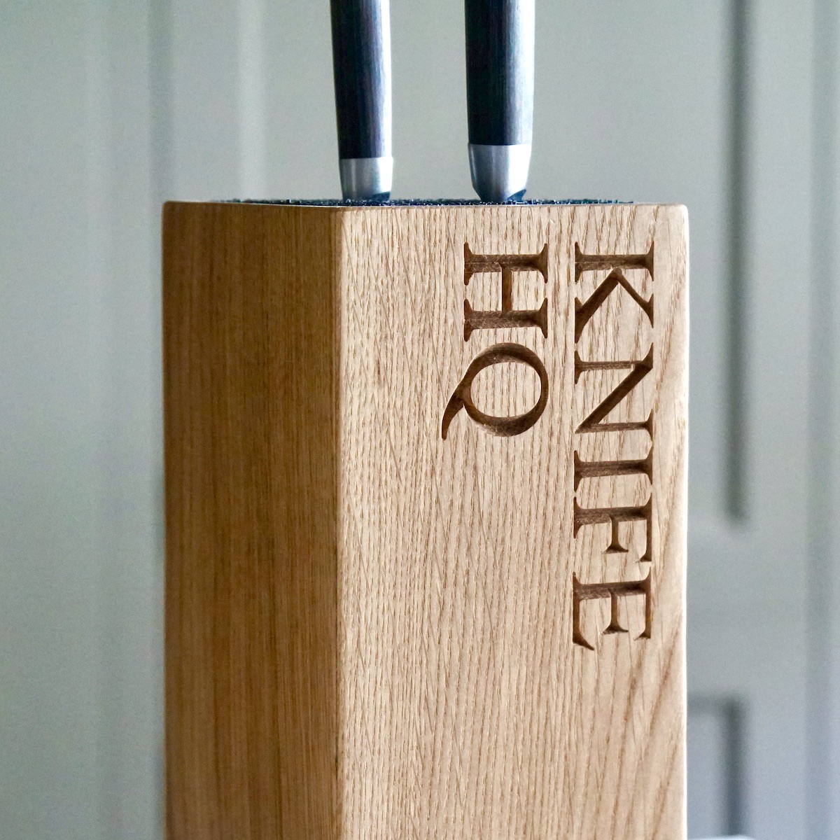 engraved-oak-knife-stand-with-brushes