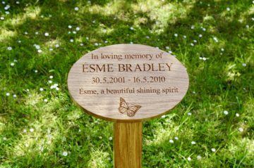 engraved-oak-oval-memorial-plaque