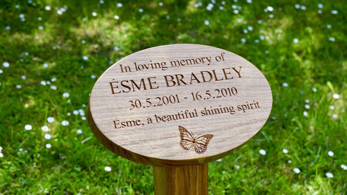 personalised-oval-shaped-memorial-plaque