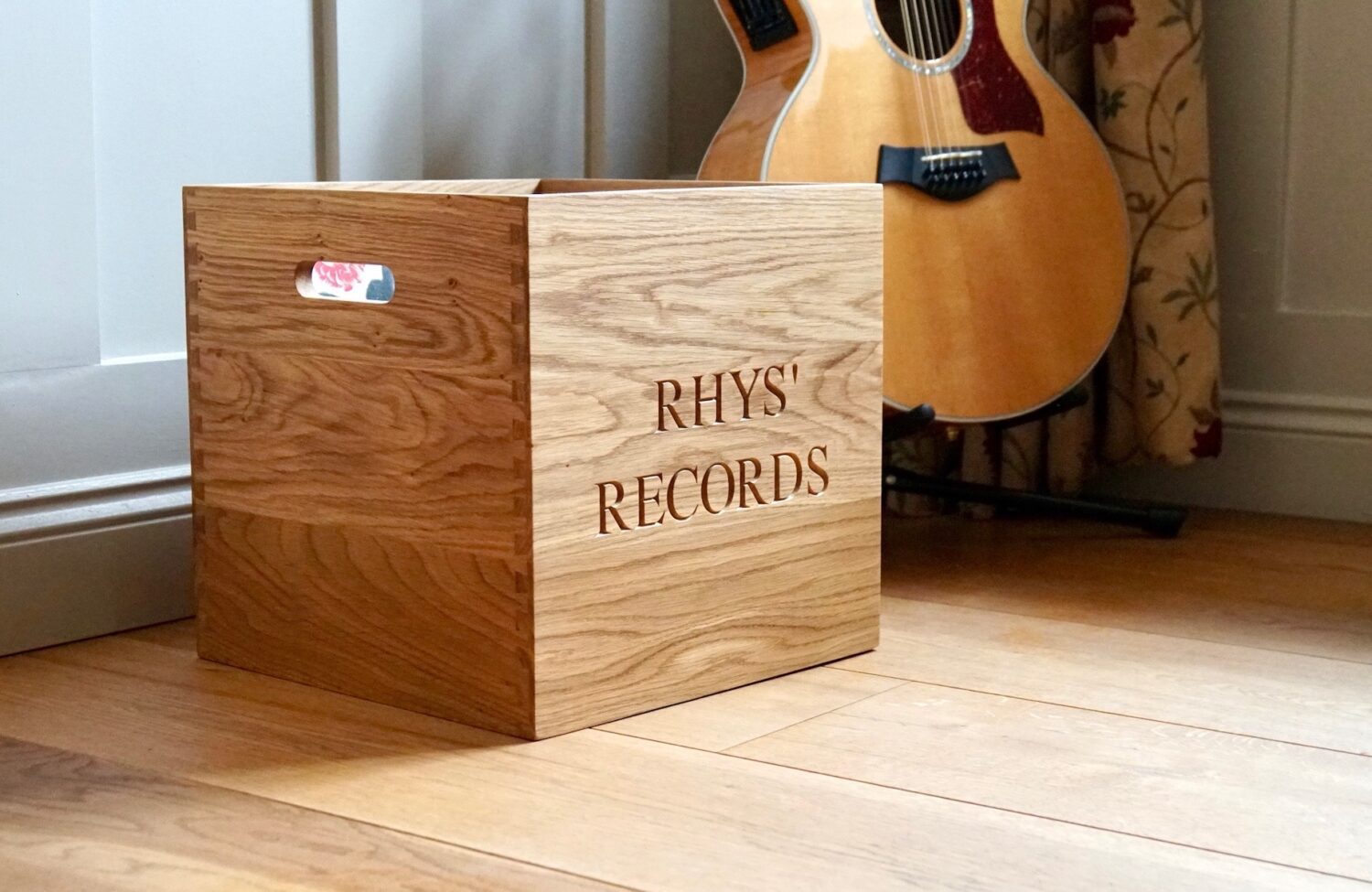 engraved-oak-vinyl-storage-box