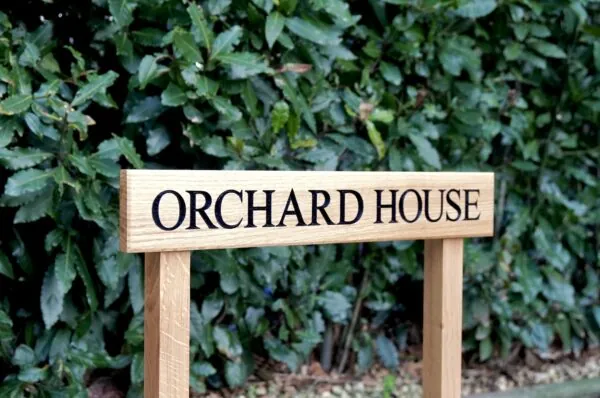 engraved-oak-sign-on-posts