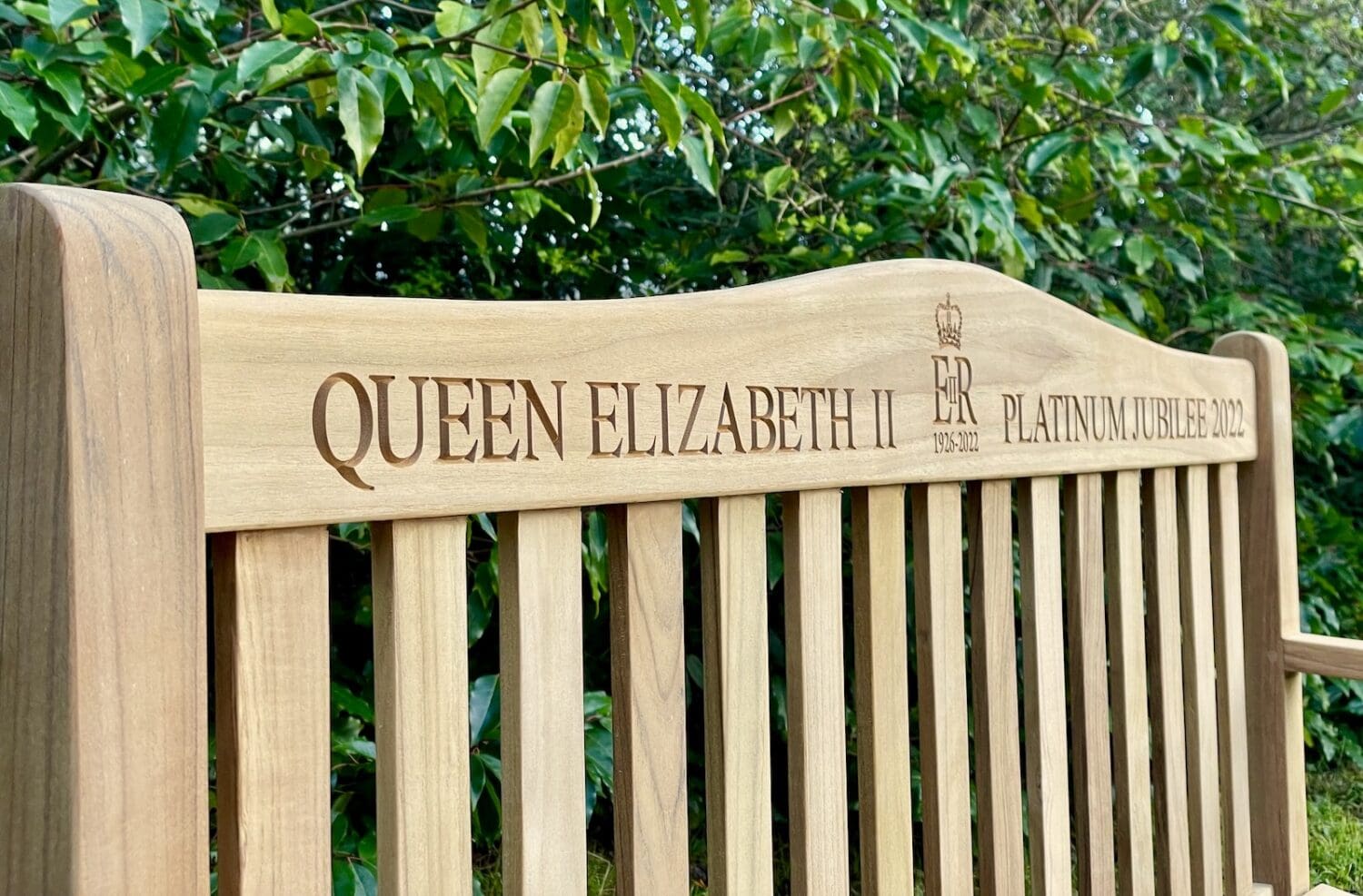 personalised-wooden-queen-elizabeth-platinum-jubilee-bench